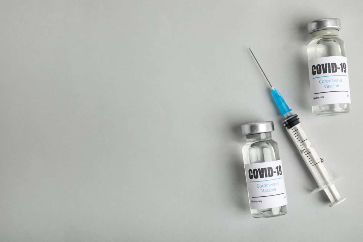 Covid-19 Vaccine Vials And Syringe Plain Background Background