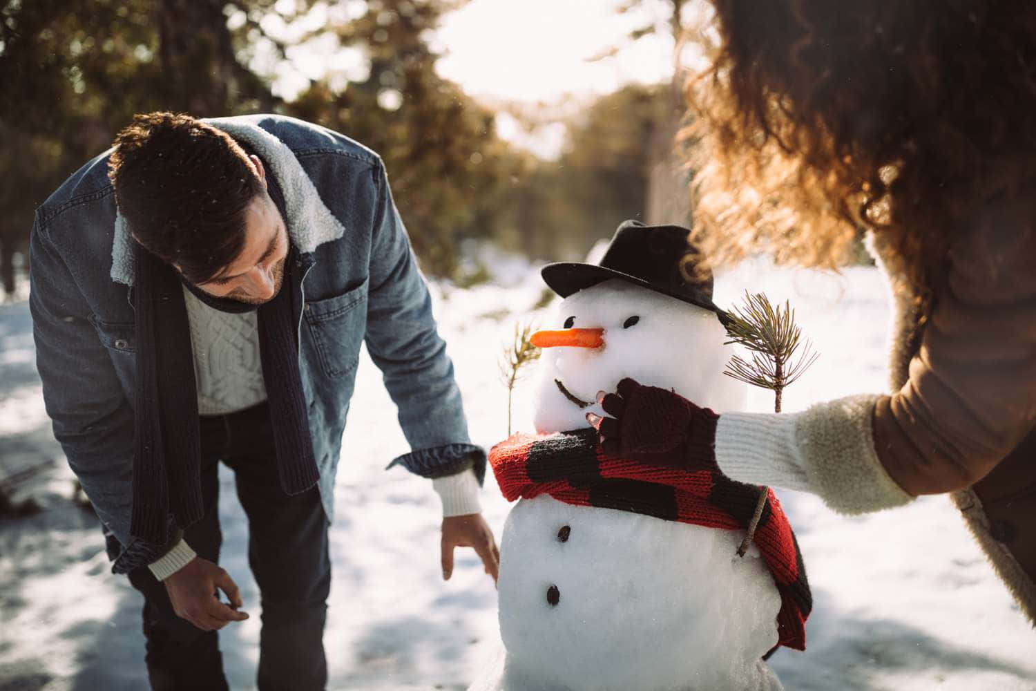 Cozy Winter Aesthetic Candid Photography Of Lovers And Snowman Background