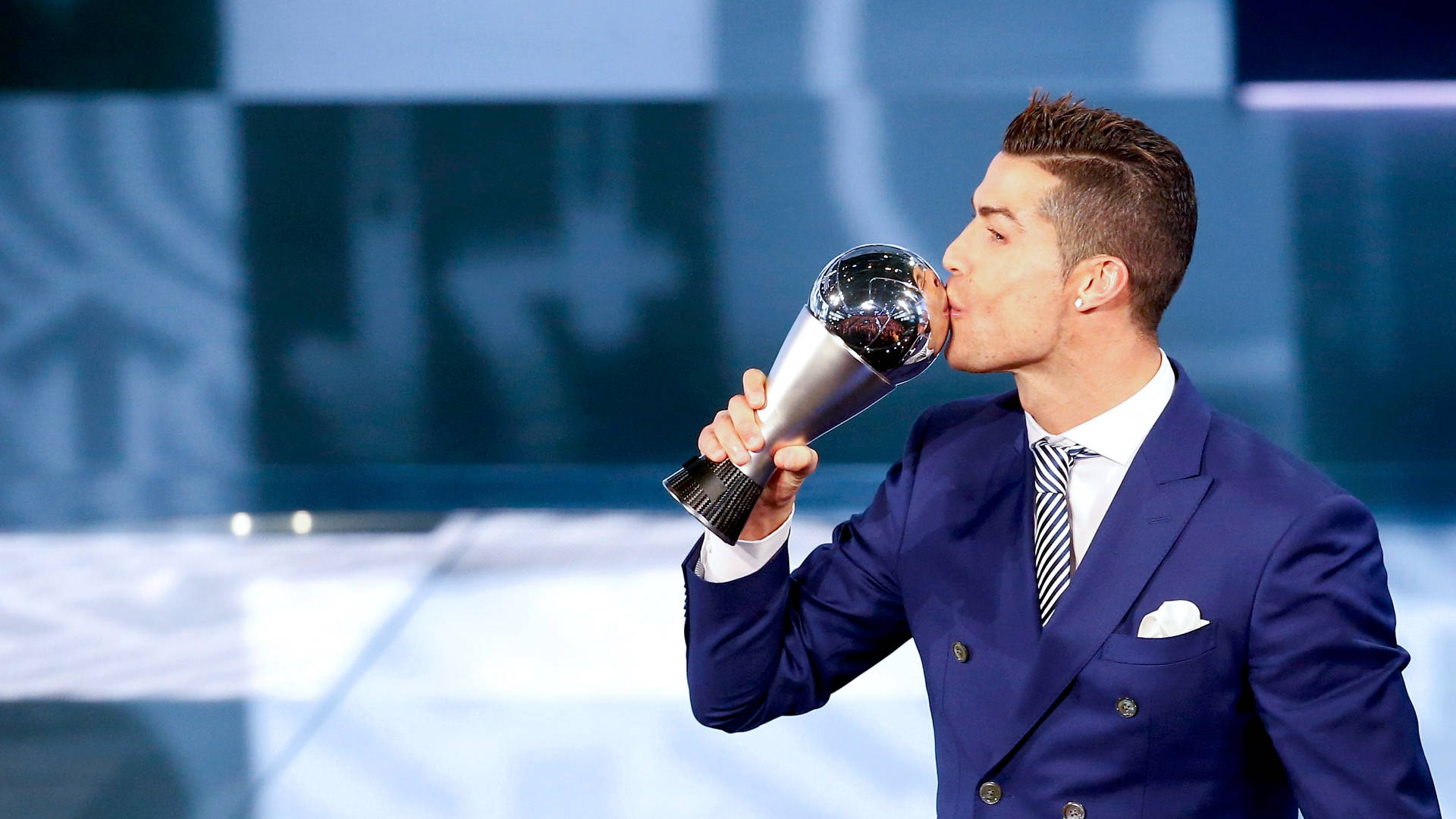 Cr7 Hd Kissing Trophy Background