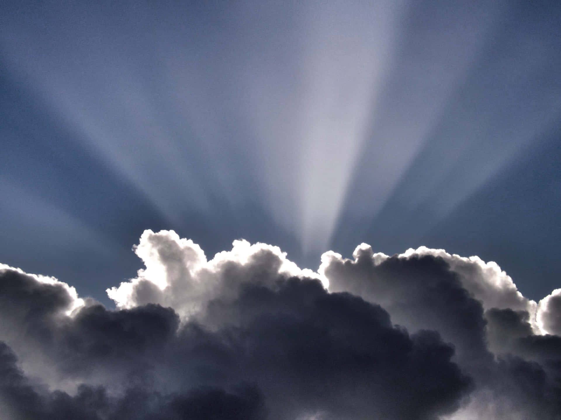 Crisp Dark Clouds [wallpaper] Background
