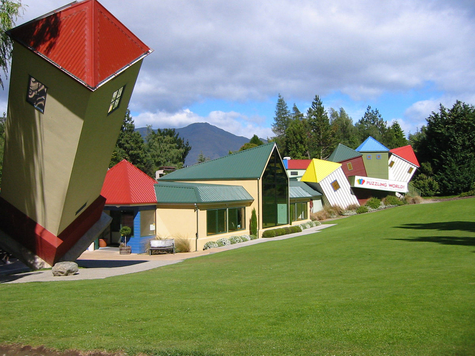 Crooked House In The Puzzling World Of Wanaka Background