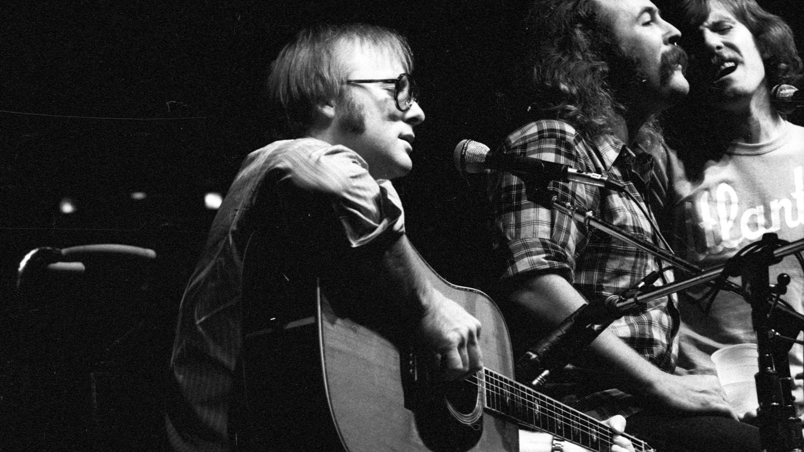 Crosby Stills And Nash Singing Together