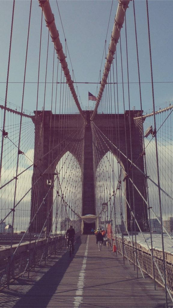 Crossing Brooklyn Bridge In New York Iphone Background
