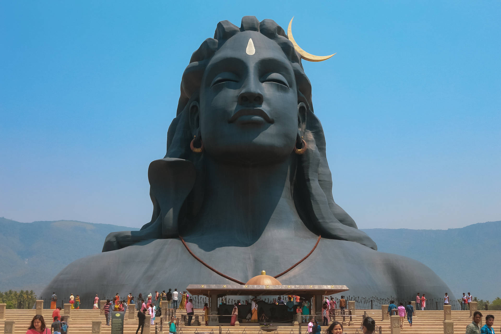 Crowd At The Adiyogi Shiva Statue Background