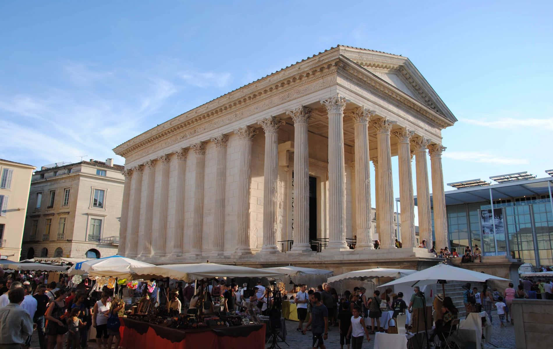 Crowd Of People At The Maison Carrée Background