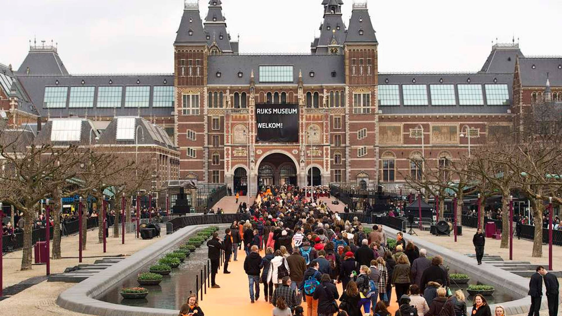 Crowd Outside Rijksmuseum Background