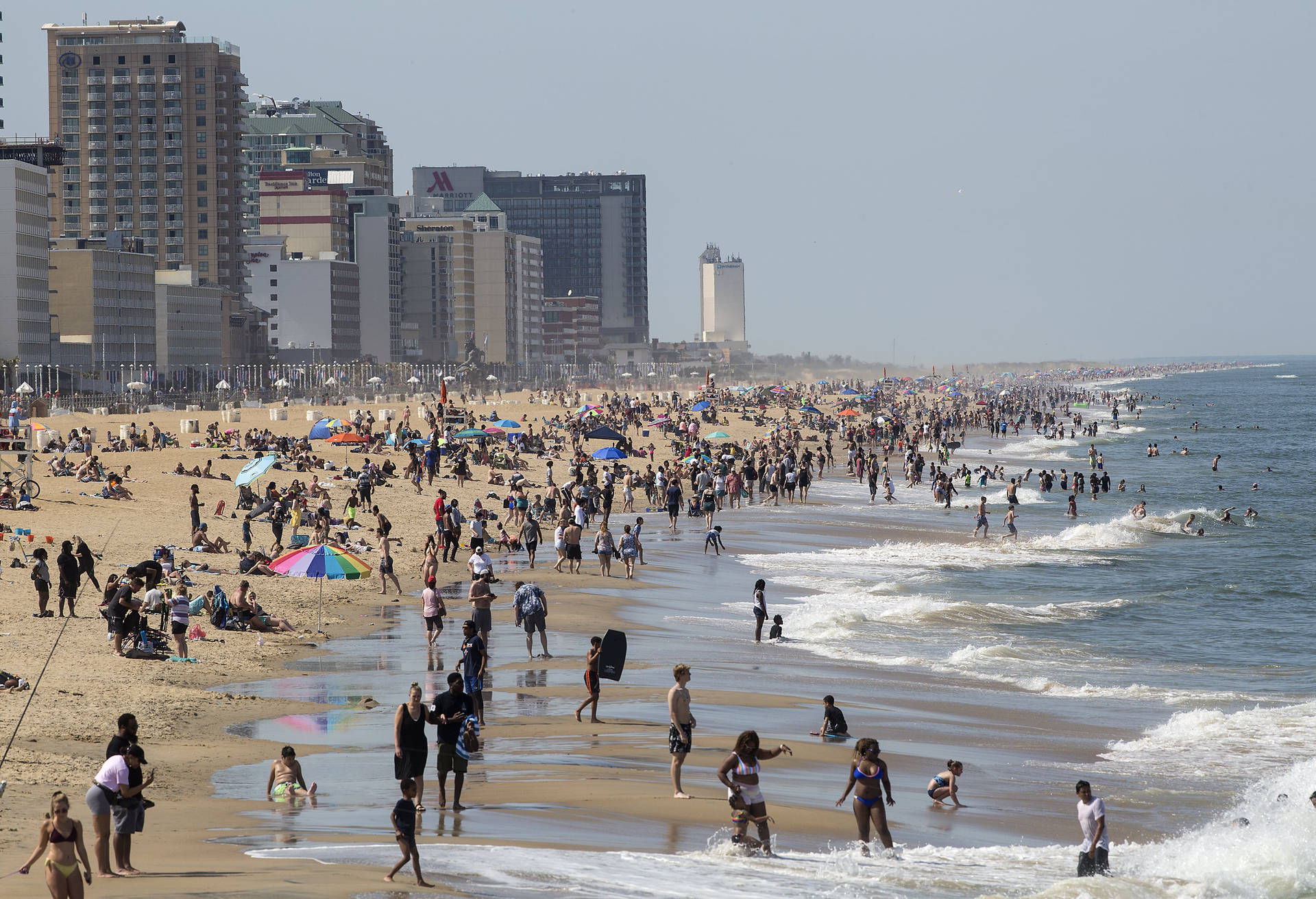 Crowded Day At Virginia Beach Background