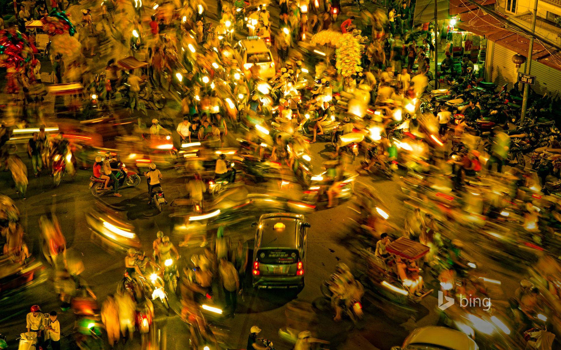 Crowded Metropolis Of Hanoi Background
