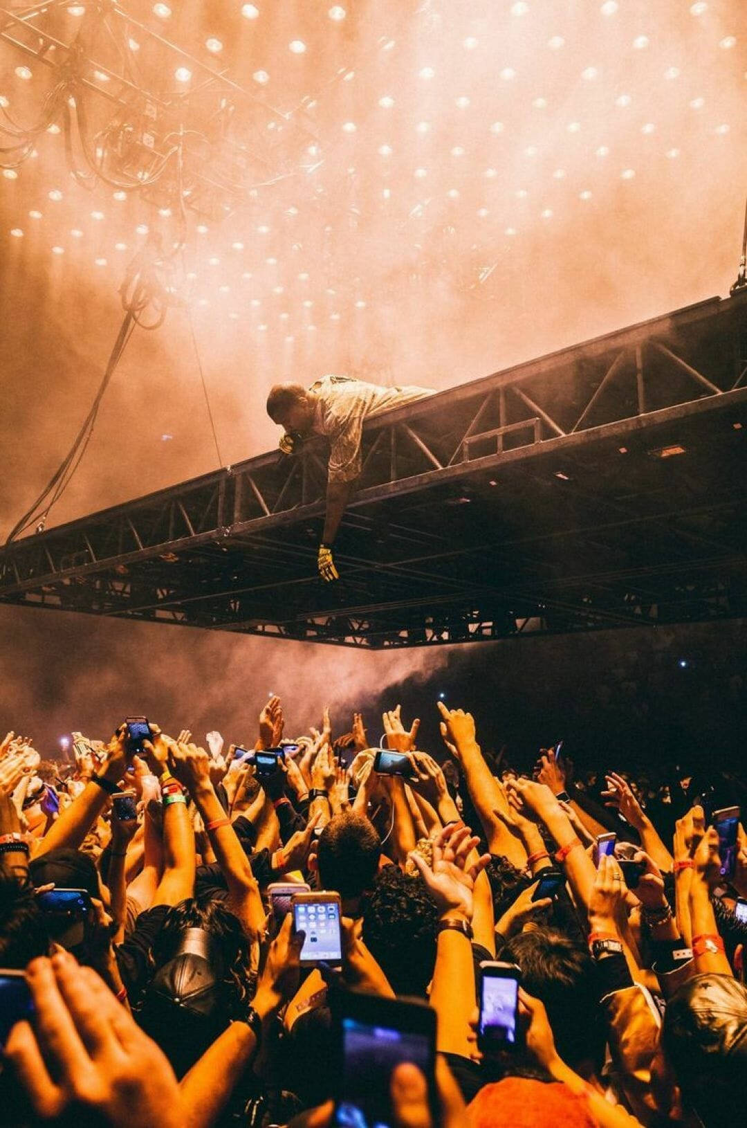Crowds Reaching For Kanye West Android