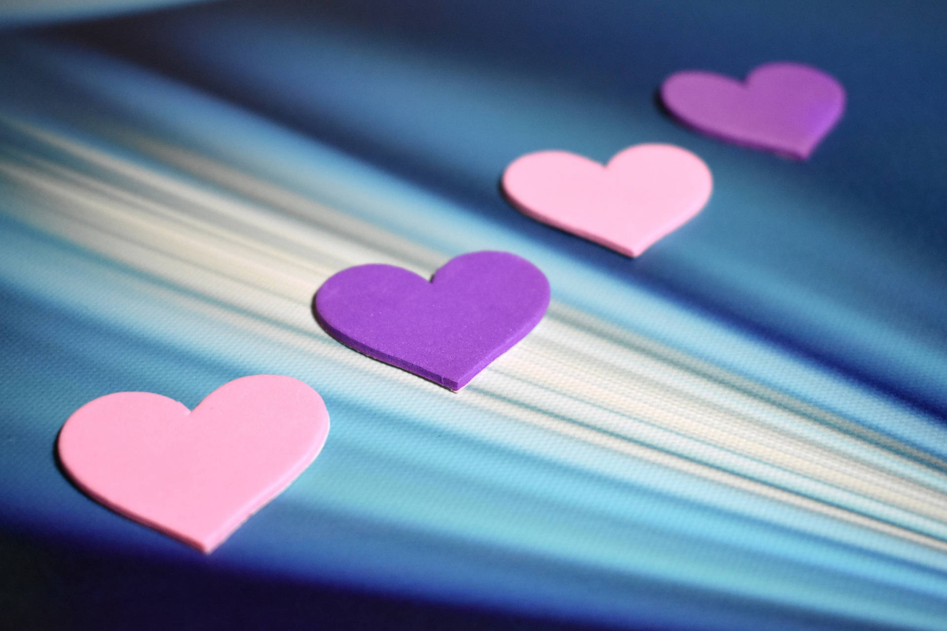 Cut-out Purple And Pink Heart Desktop Wallpaper