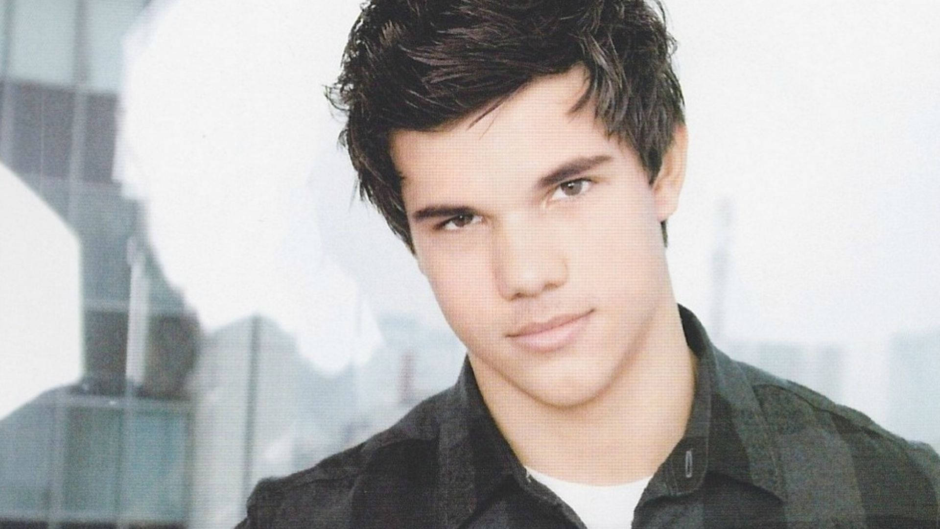 Cute Actor Taylor Lautner Background