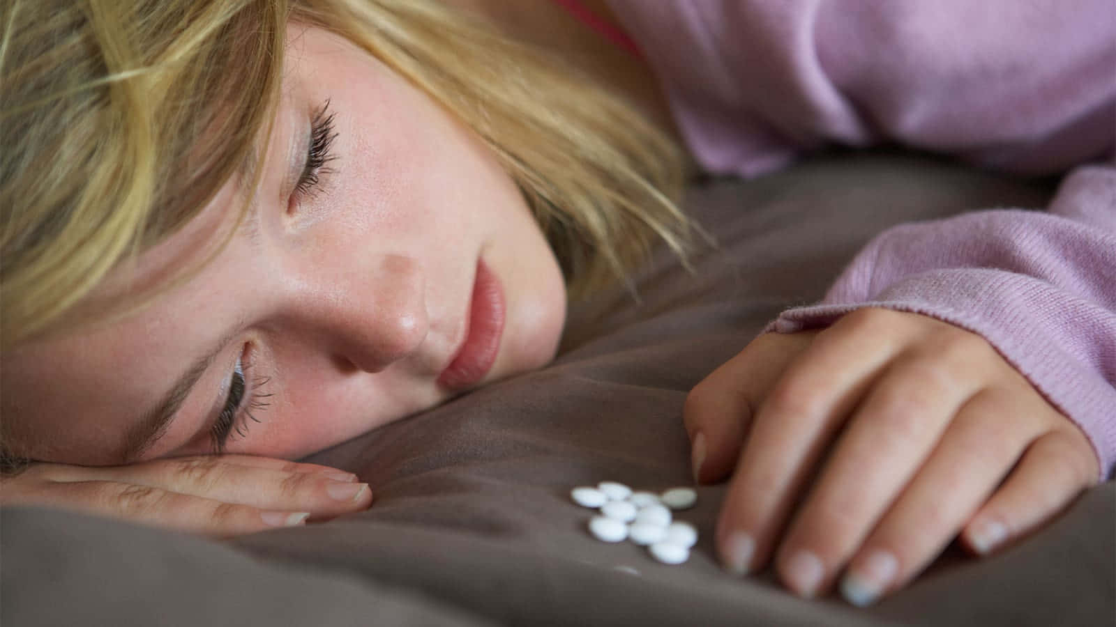 Cute Aesthetic Teenage Bed Pills Background