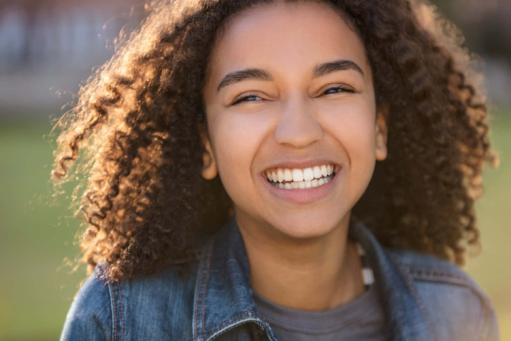 Cute Aesthetic Teenage Curl Smiling Background
