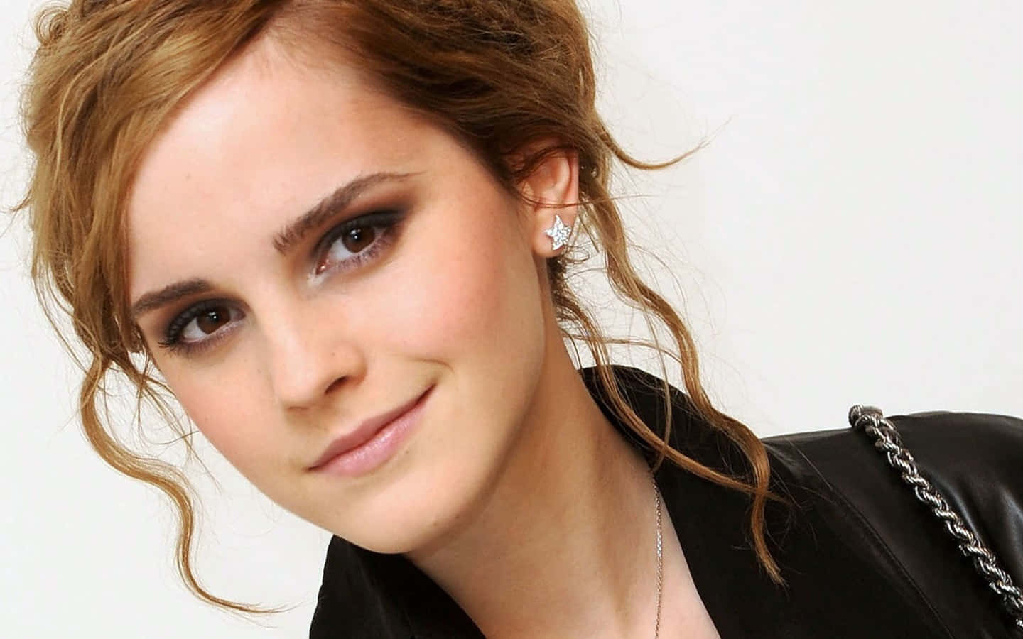 Cute Aesthetic Teenage Emma Watson Background