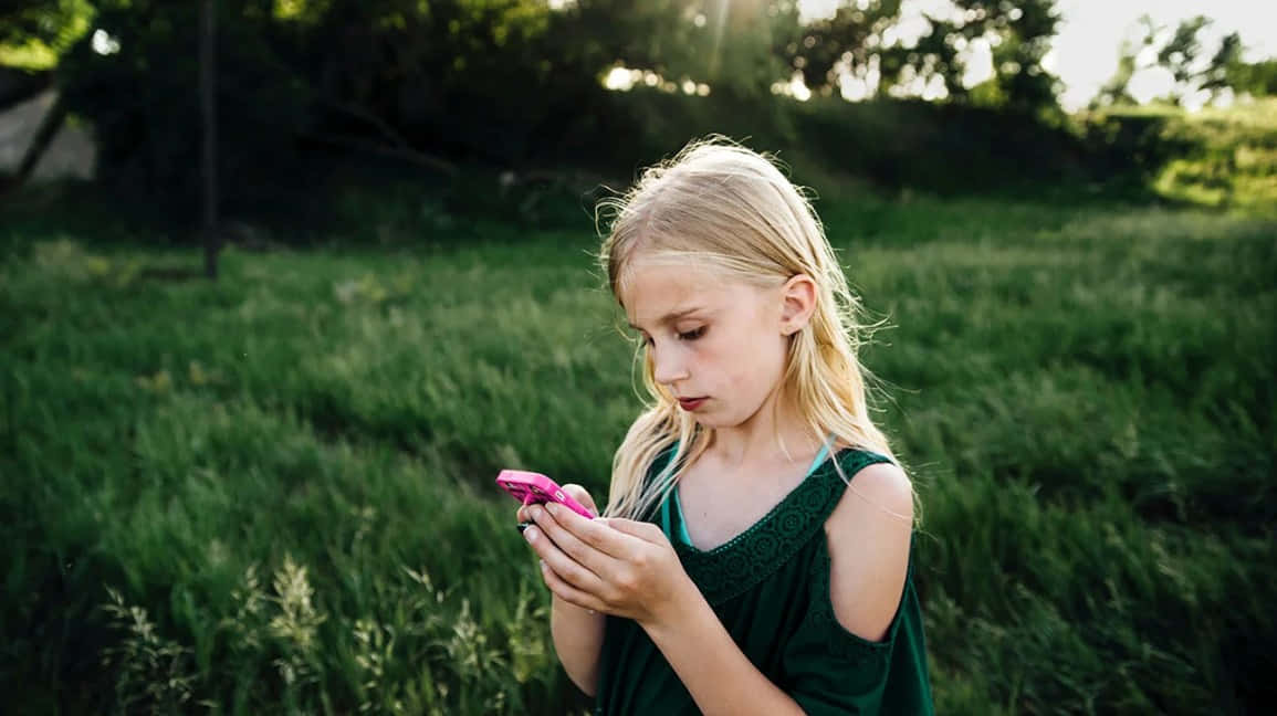 Cute Aesthetic Teenage Phone Grass Background