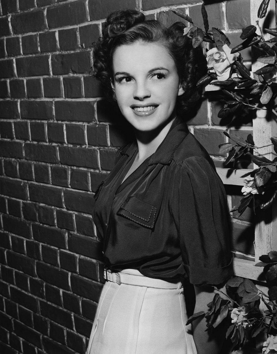 Cute American Actress Judy Garland Background