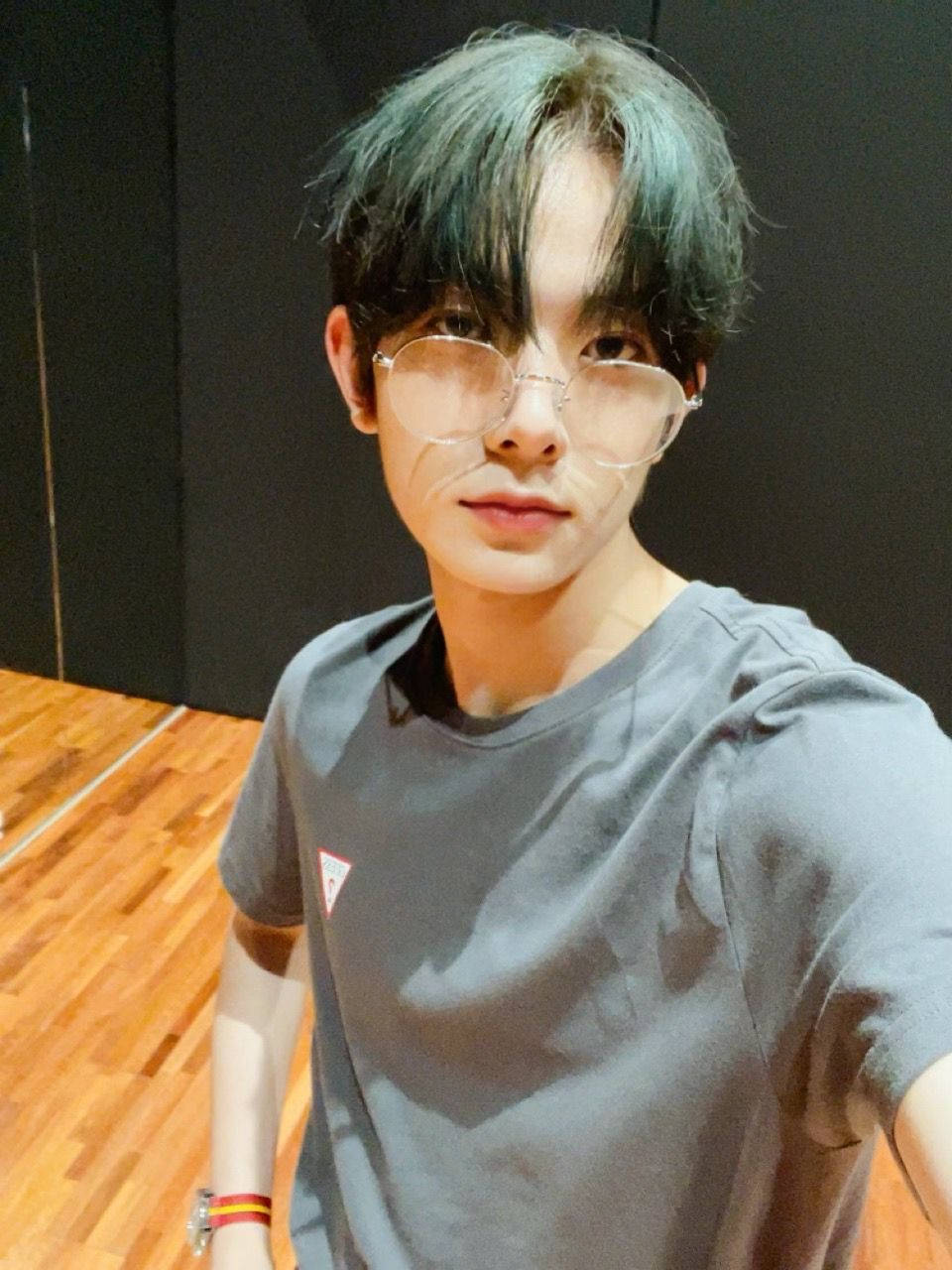 Cute Enhypen Member Heeseung Selfie Background