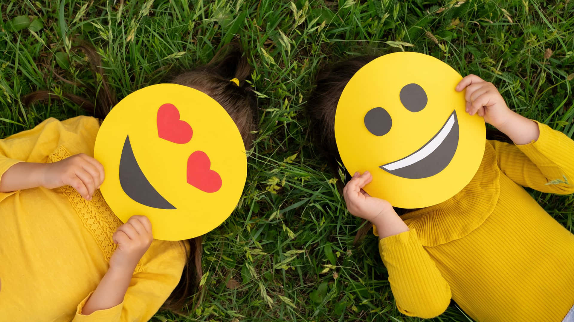 Cute Happy Smile Emojis Background