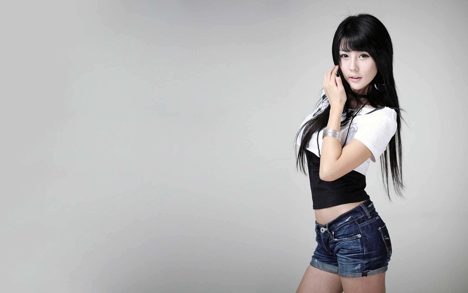 Cute Korean Race Queen Hwang Mi Hee Background