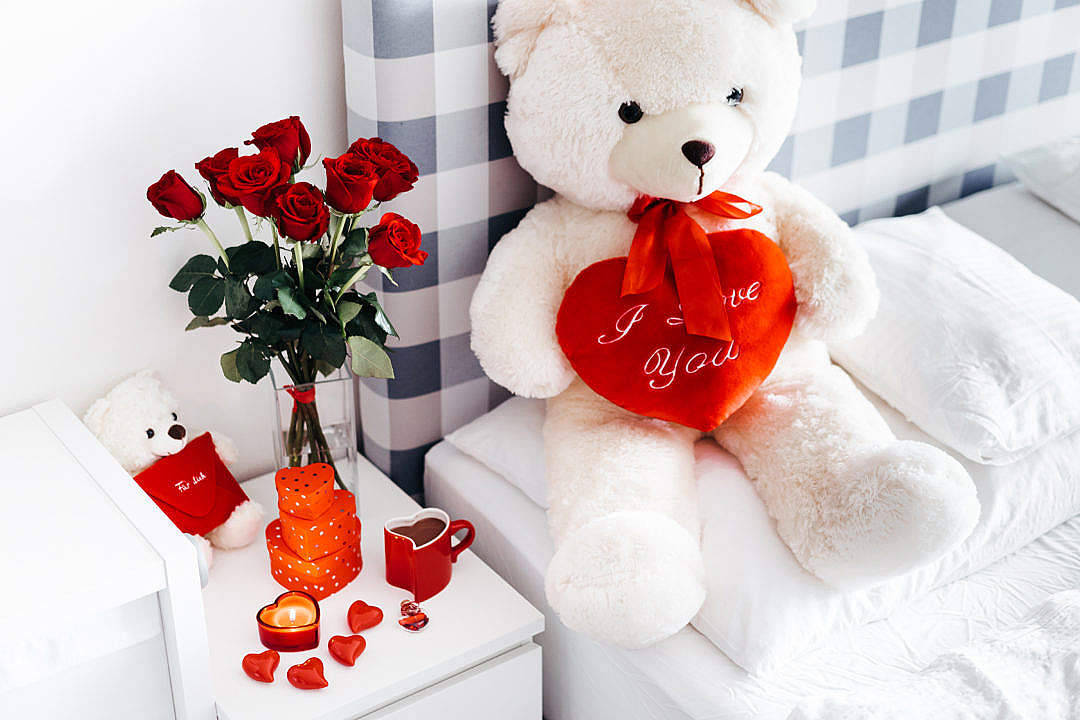 Cute Love Bear With Roses Background