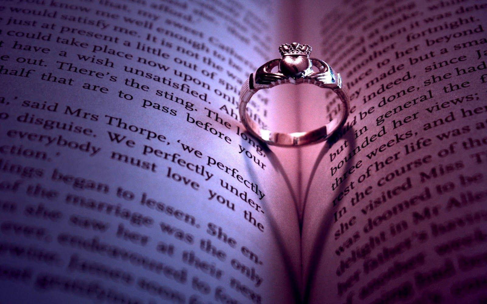 Cute Love Wedding Ring Background