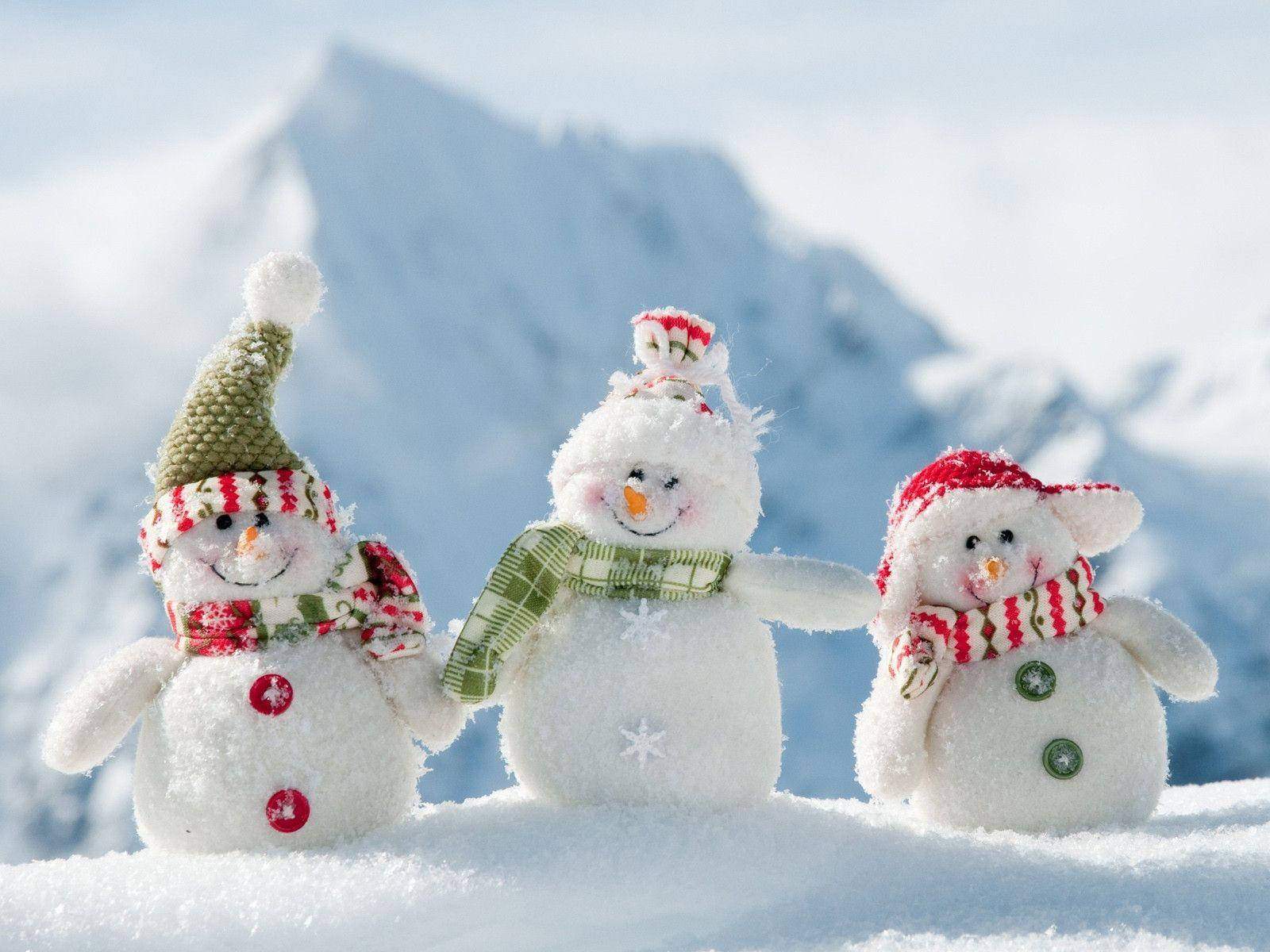 Cute Snow Men As Friends Background