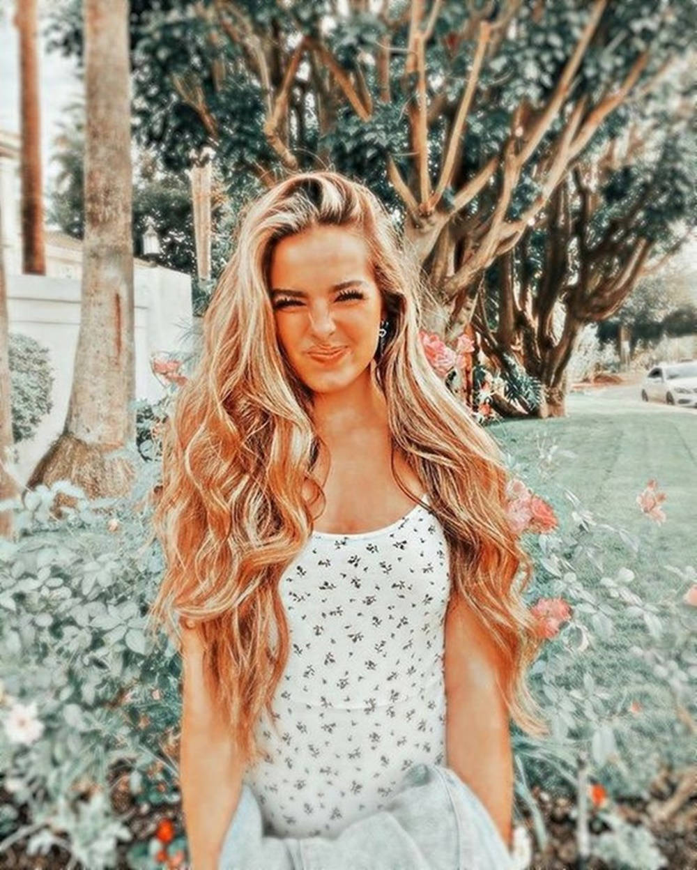 Cute Social Media Influencer Addison Rae Pfp Background