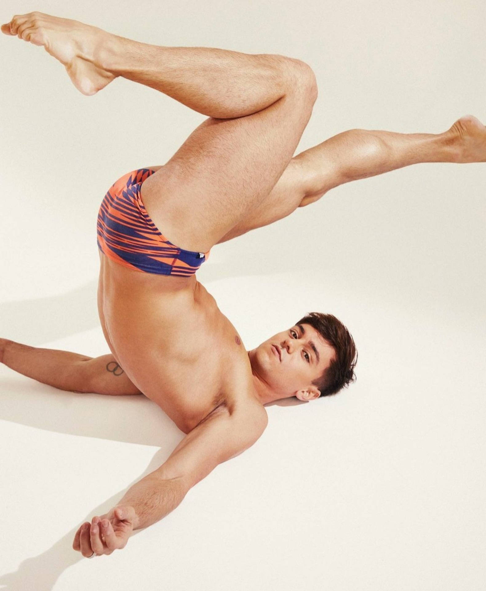 Cute Tom Daley Photography Background