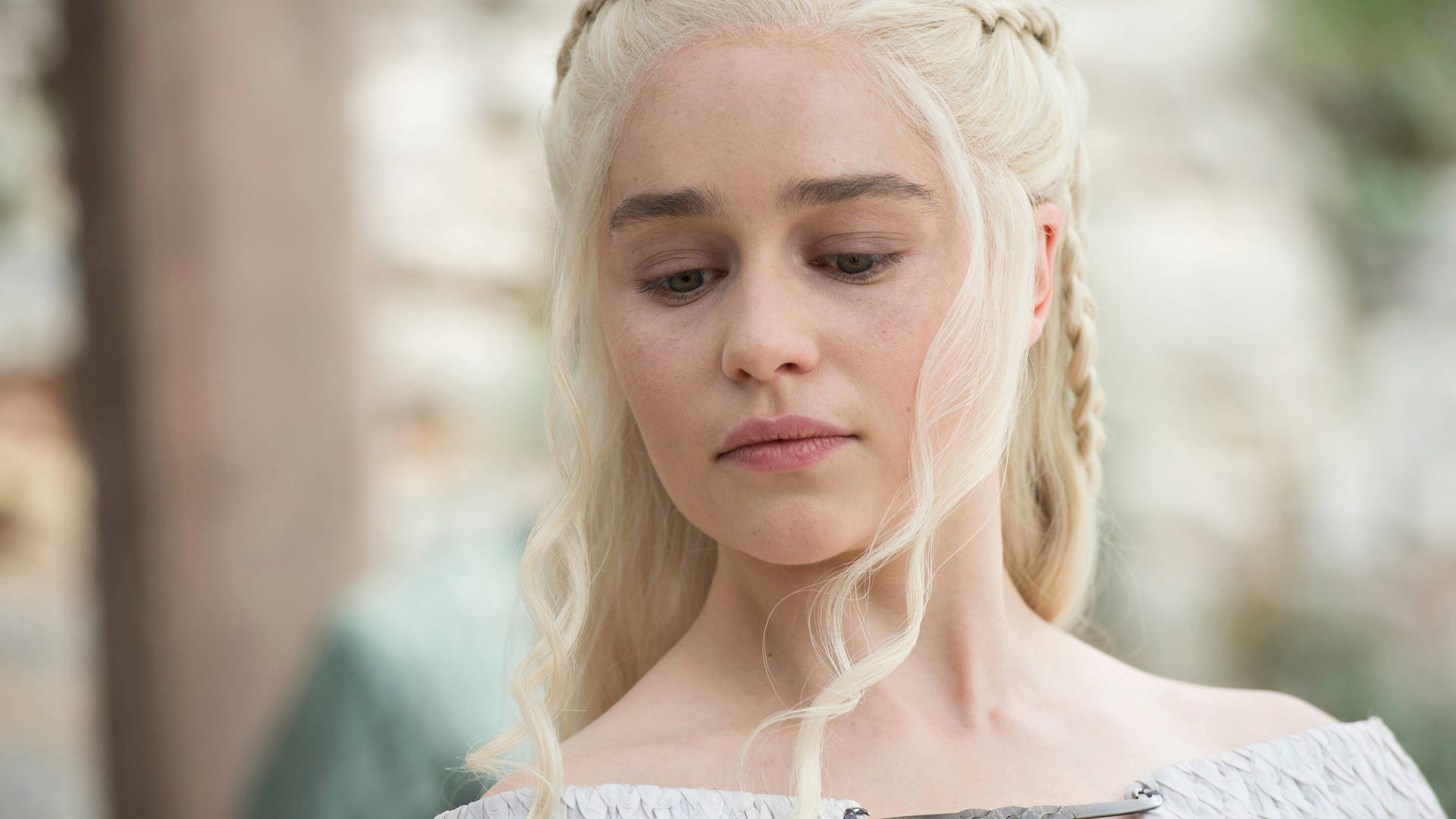 Daenerys Targaryen Blonde Woman Background