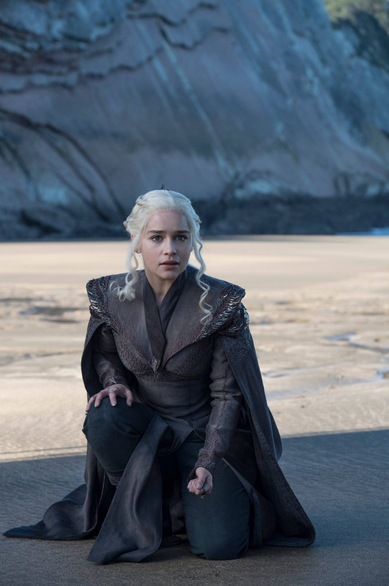 Daenerys Targaryen Kneeling On Sand Background