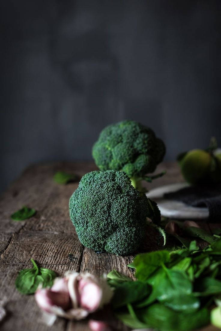 Dainty Aesthetic Dark Green Broccoli Background