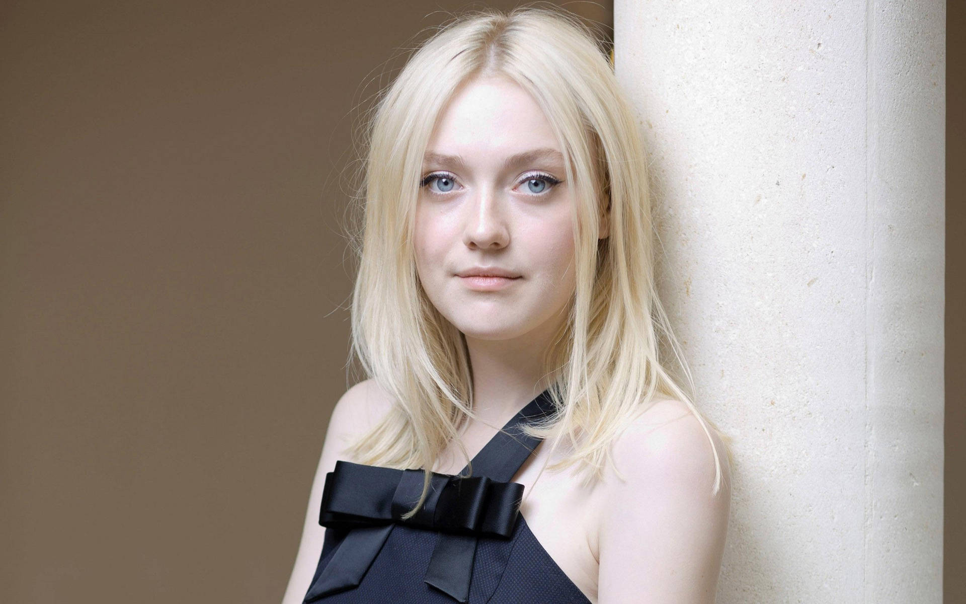 Dakota Fanning 70th Venice Film Festival Portrait Background