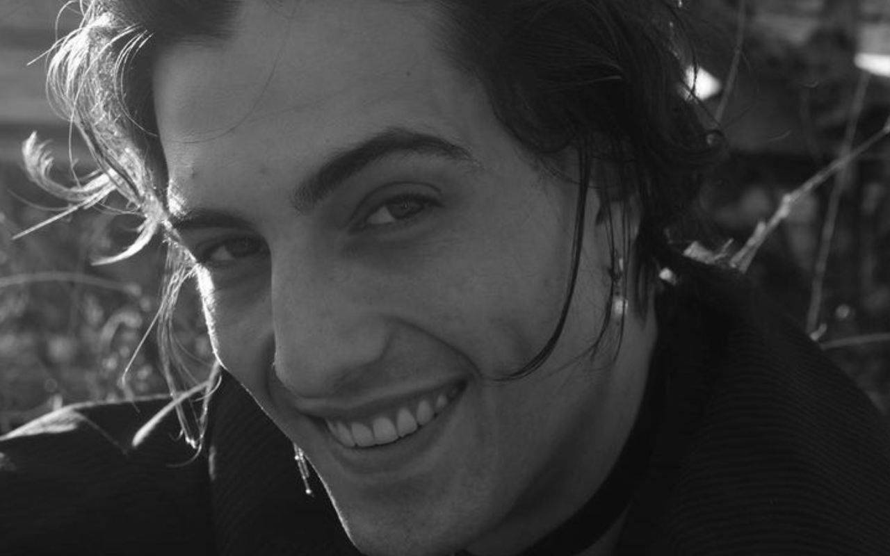 Damiano David Flaunts His Dimple Background