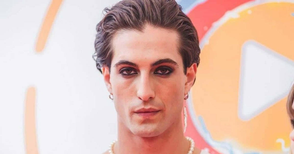 Damiano David Sporting A Hot Eyeliner Look. Background