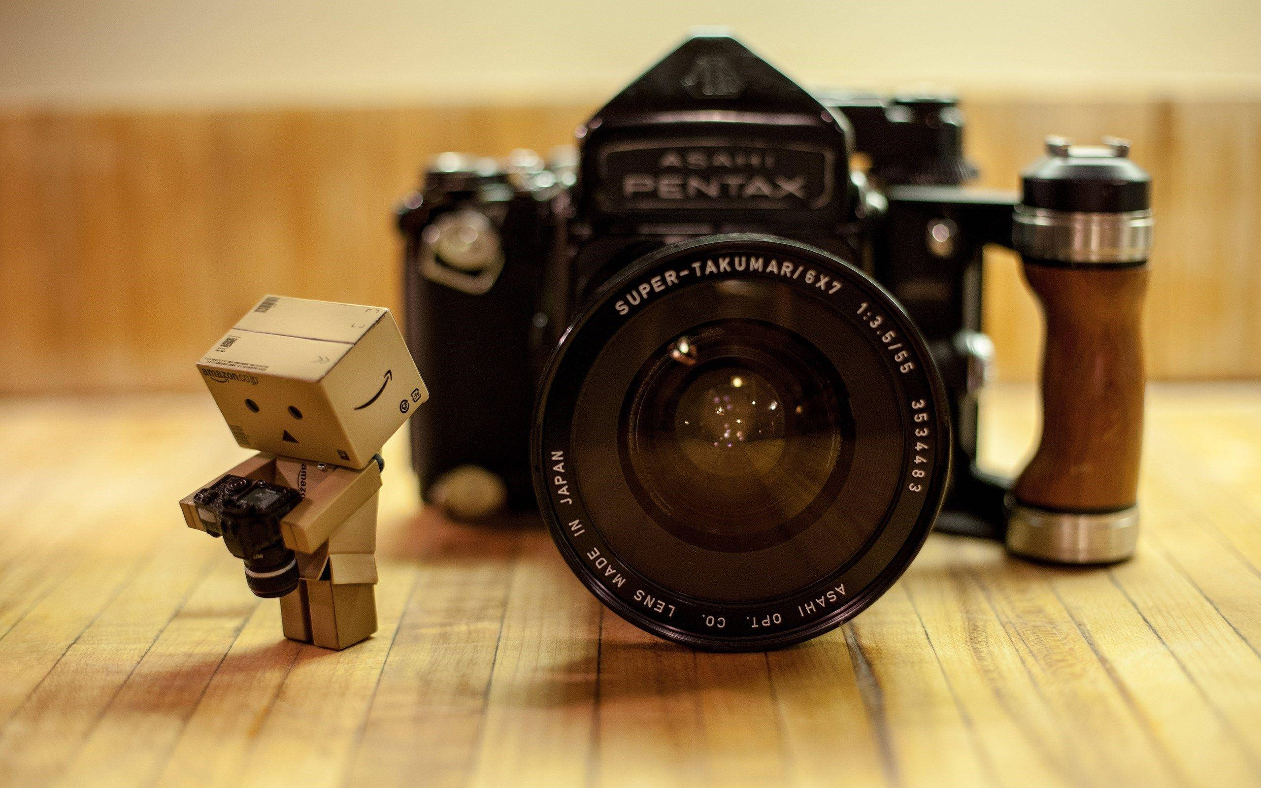 Danbo Discovering Photography - A Hd Camera Closeup Background