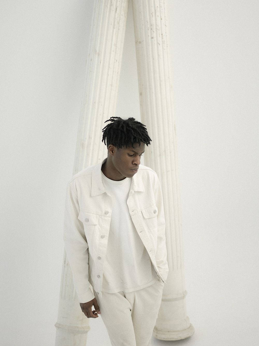 Daniel Caesar All-white Outfit Background
