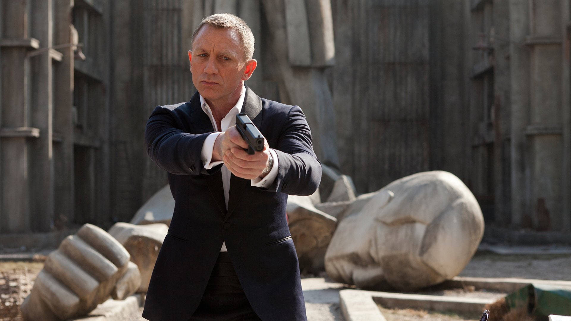 Daniel Craig Suit In Skyfall Background
