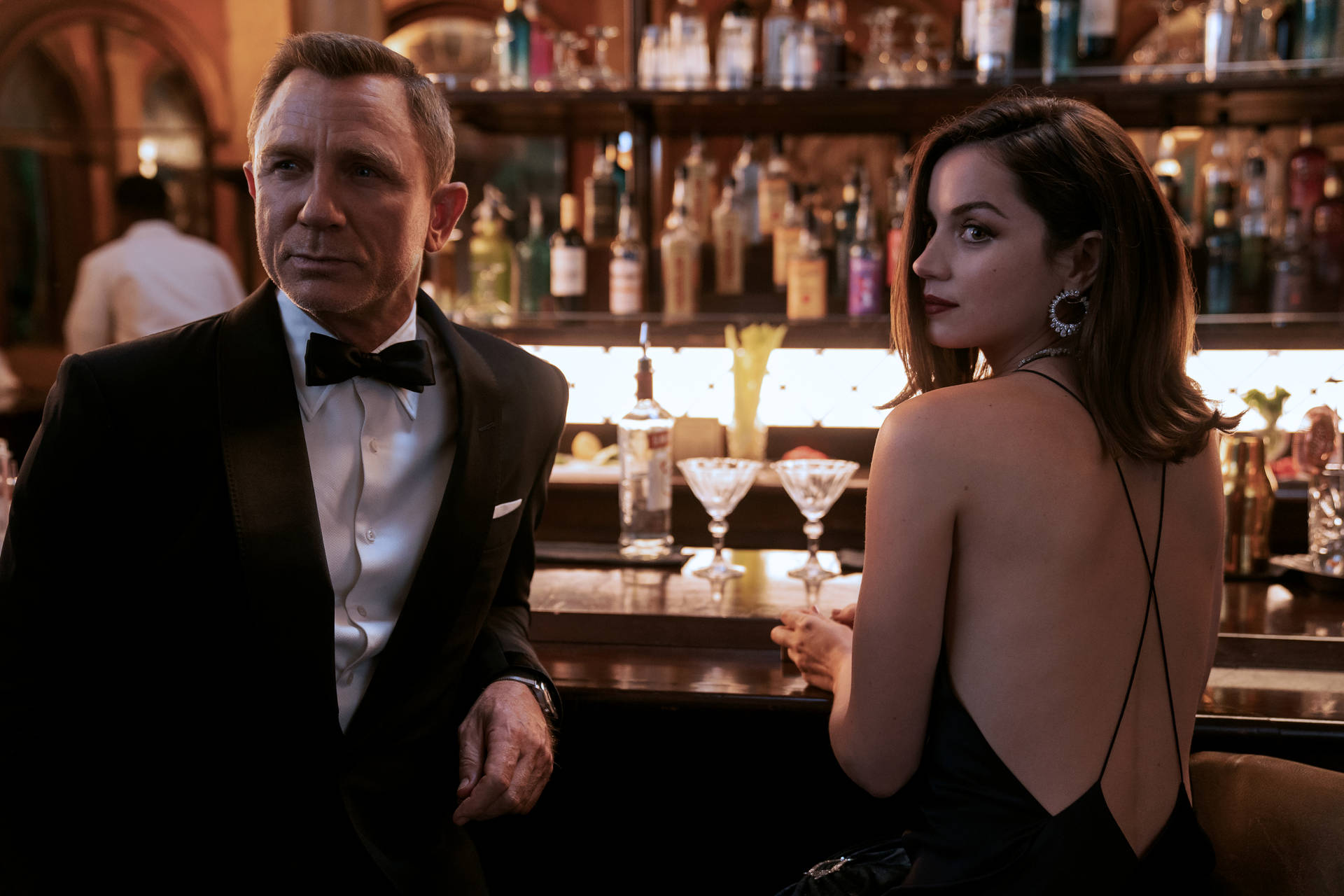 Daniel Craig With Ana De Armas Background