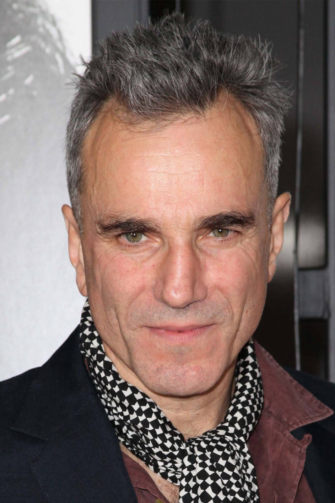 Daniel Day-lewis In A Fashionable Scarf Background