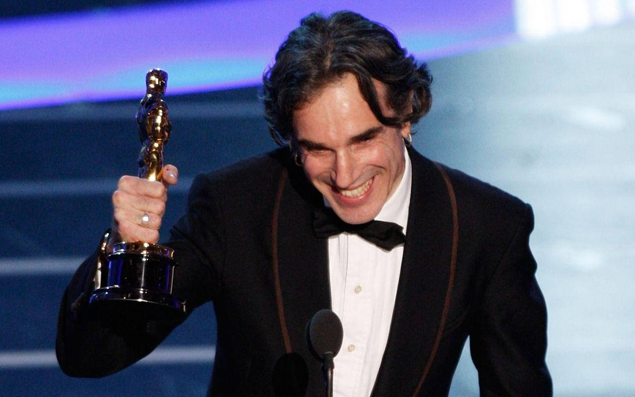 Daniel Day-lewis Receiving An Oscar Background