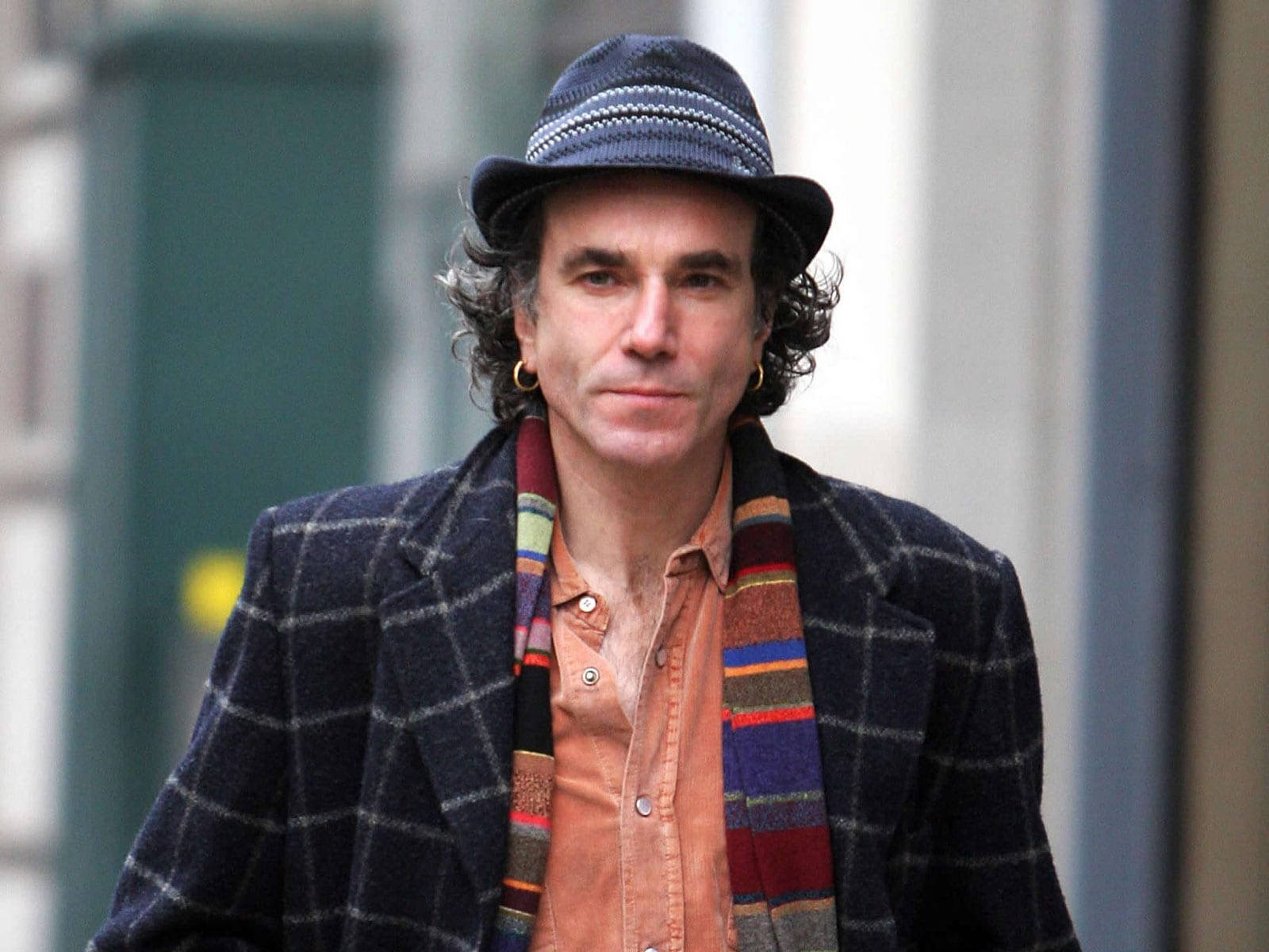 Daniel Day-lewis Walking Down A Street Background