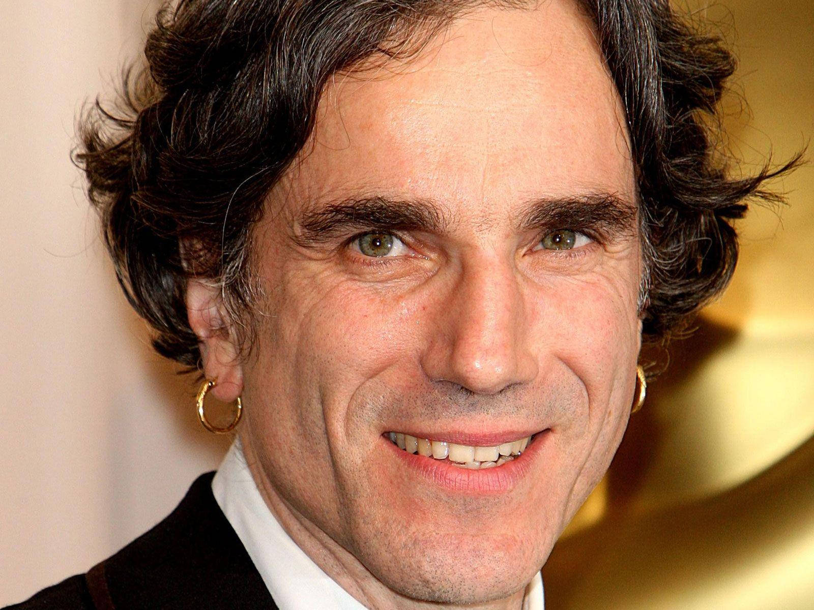 Daniel Day-lewis Wearing Golden Ear Hoops Background