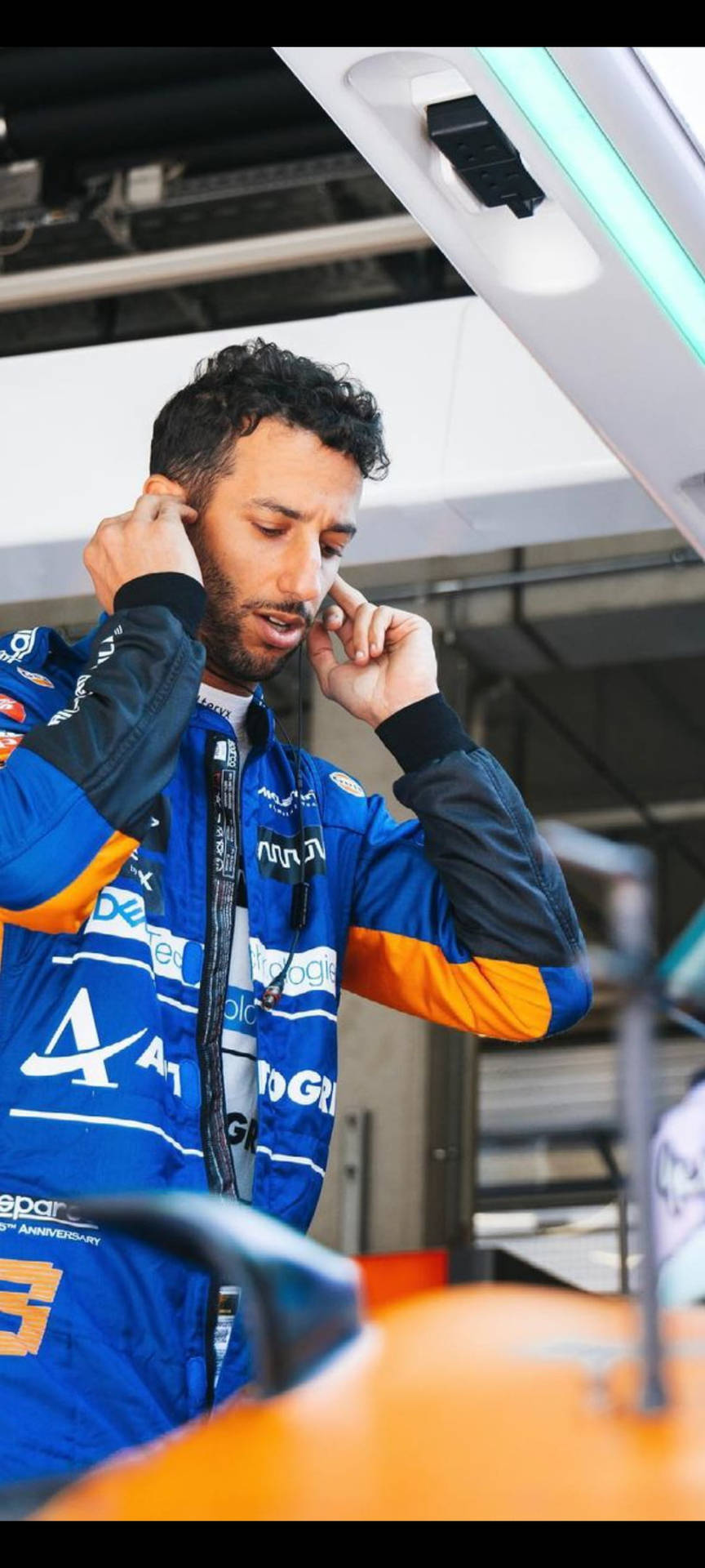 Daniel Ricciardo Putting His Earplugs Background