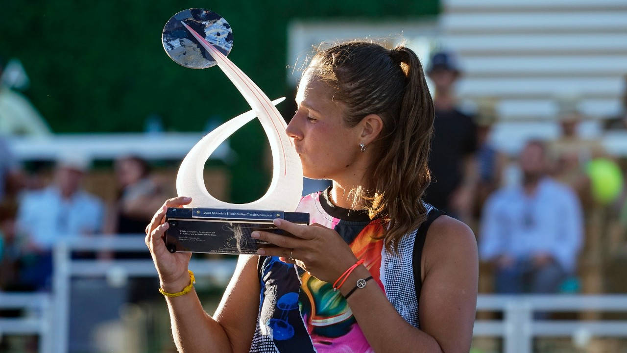 Daria Kasatkina Kissing Her Trophy Background