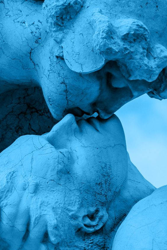 Dark Blue Aesthetic Tumblr Kissing Statues Background