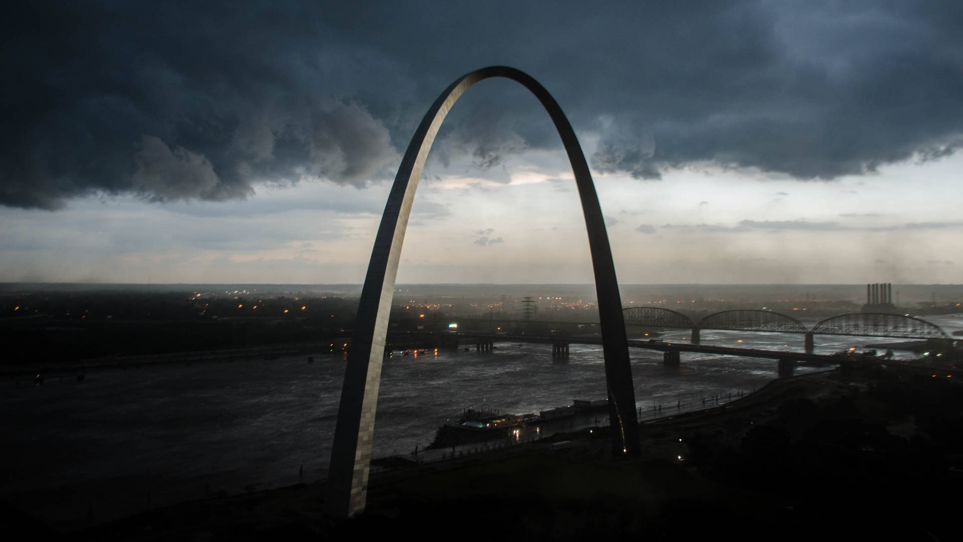 Dark Gateway Arch In Missouri Background