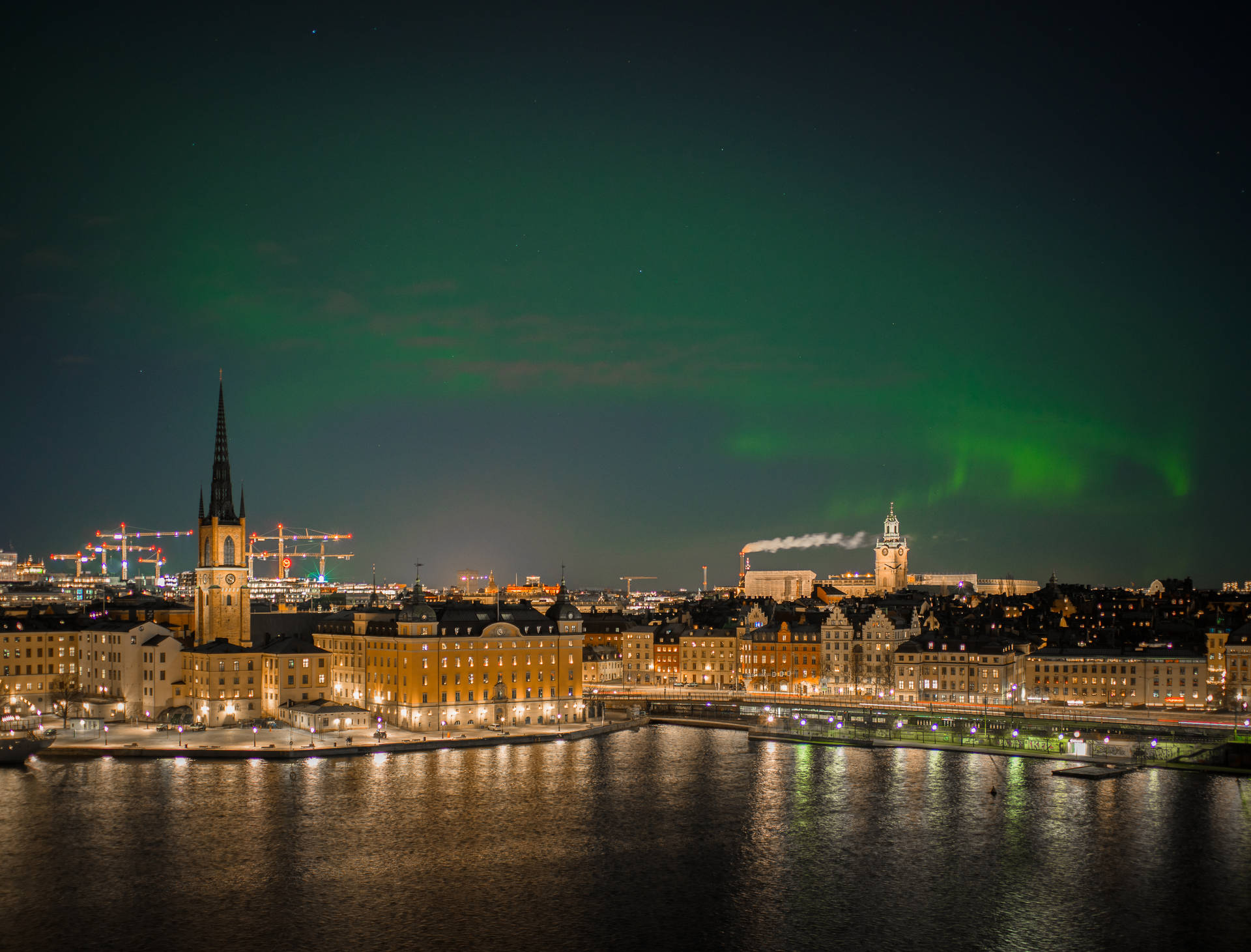 Dark Green Northern Lights In The City Background
