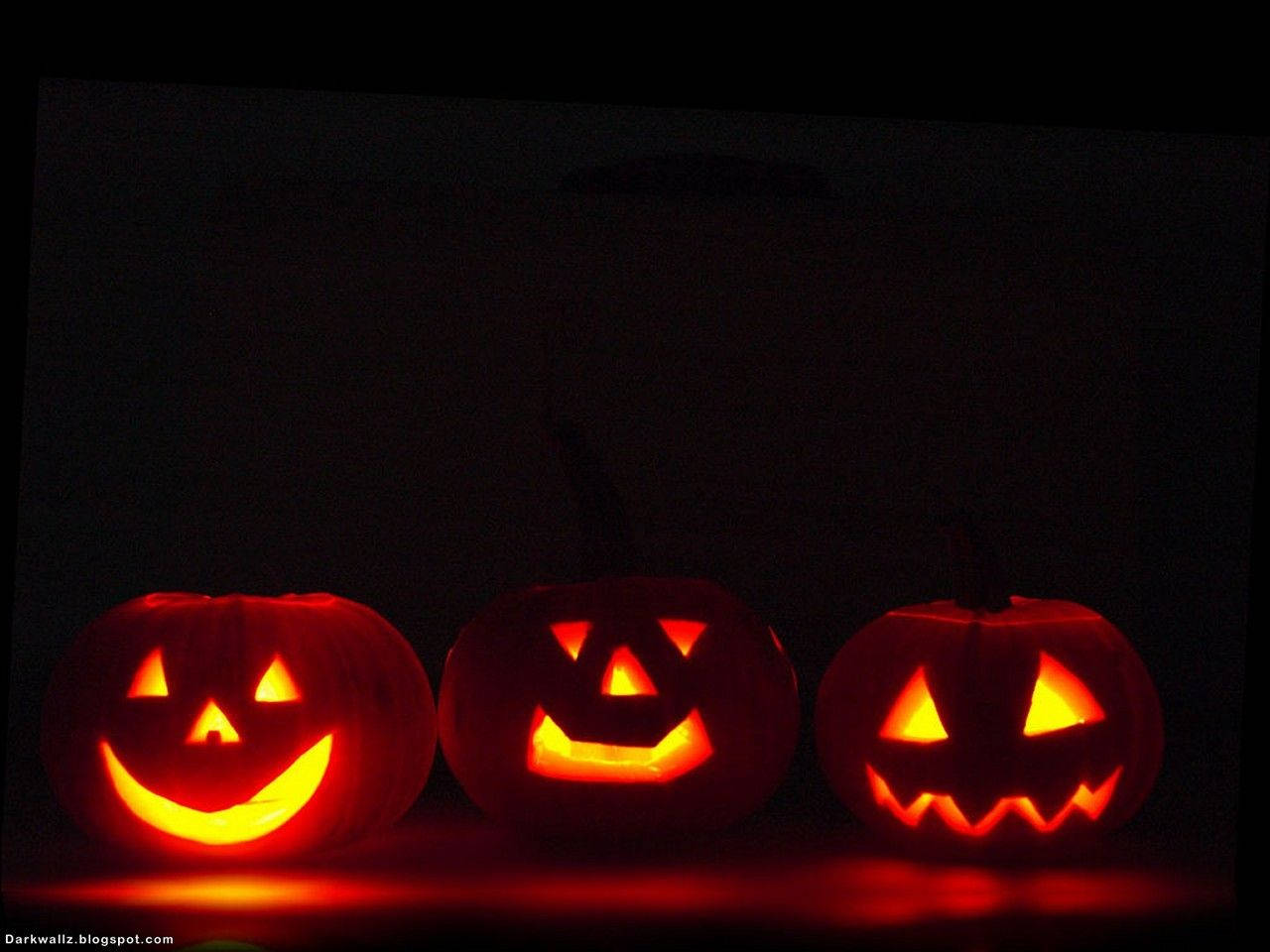 Dark Halloween Pumpkin Lanterns Background