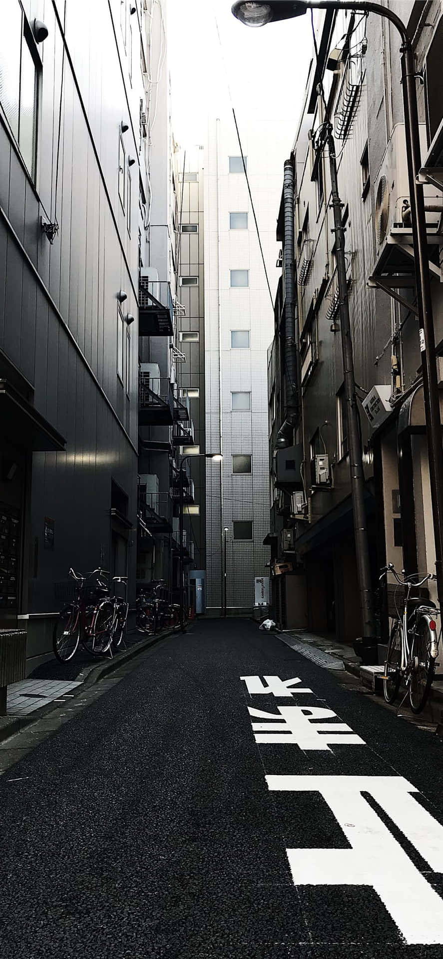 Dark Japanese Alleyway In Chiyoda Tokyo Japan Background