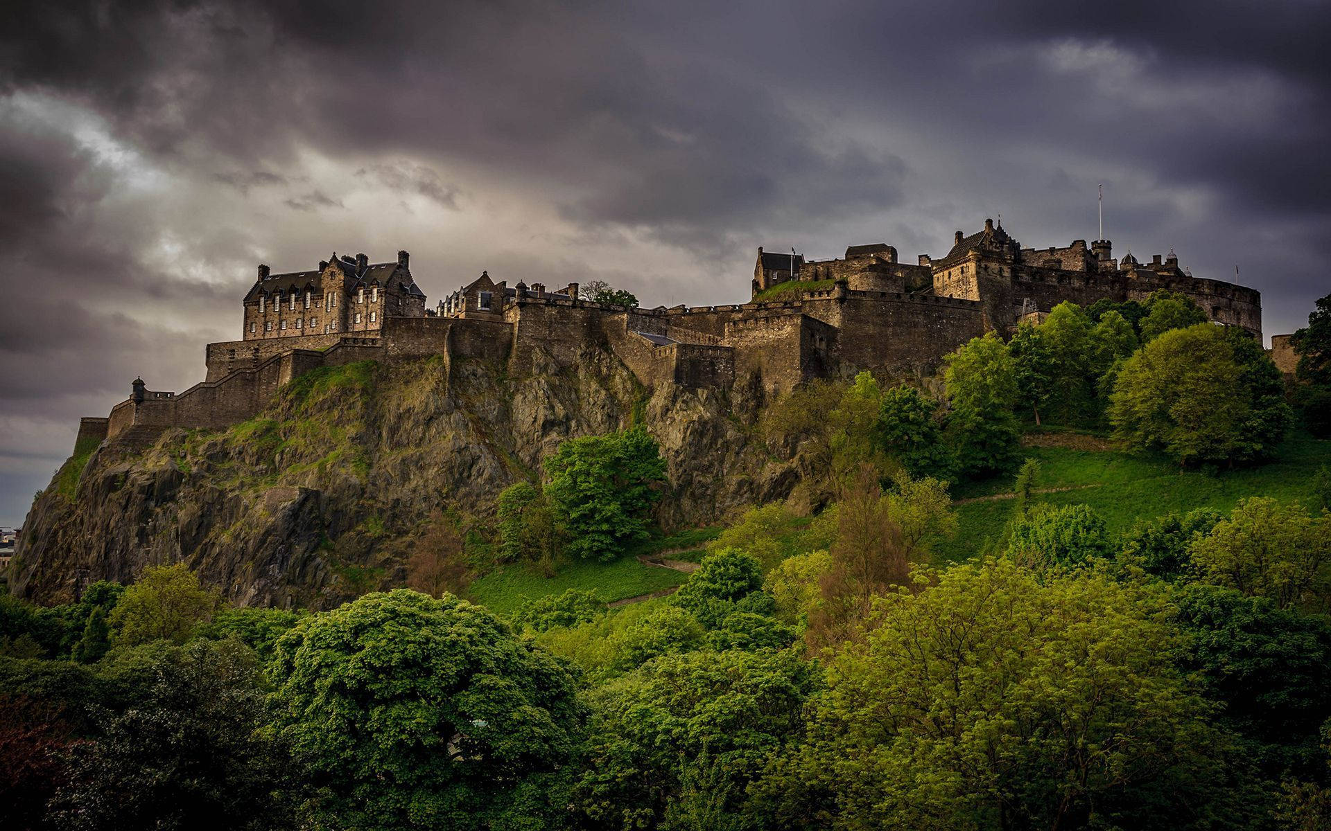 Dark Sight At Edinburgh Castle Background